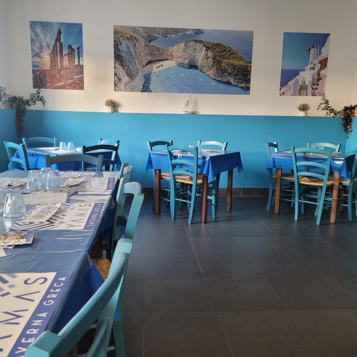 Atmosfera calda e familiare all'interno di YAMAS, taverna greca a San Vitaliano