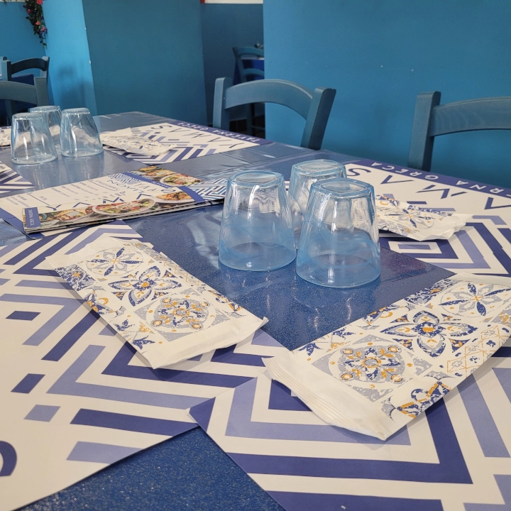 Dettagli delle decorazioni e degli arredi tipici greci della taverna YAMAS